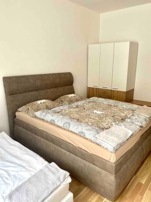 Spacious 2br 6min From Castle! Apartmán *